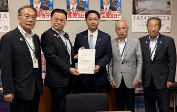 進藤参議院議員（左から３人目）
