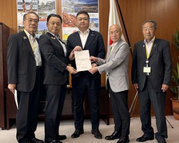 農林水産省山本農林水産大臣政務官（左から３人目）