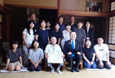 宇都宮さん（前列中央）と、ご家族の皆さんと