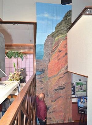 ホテル内に飾っている赤壁を描いたタペストリーの写真