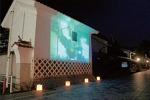 白壁にSLの雄姿を上映した「津和野スクリーンプロジェクト」の写真