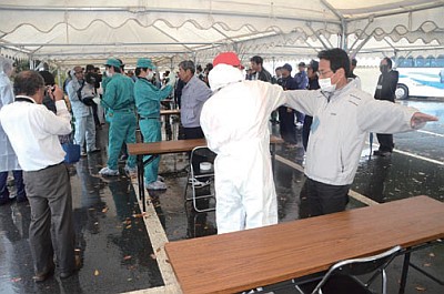 放射線量を測るスクリーニングを受ける松江市島根町の住民（訓練）の画像