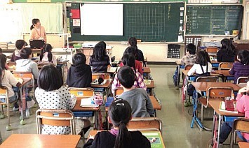 算数の授業風景＝松江市内の小学校の写真
