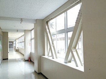 耐震改修後の出雲西高校＝出雲市の写真
