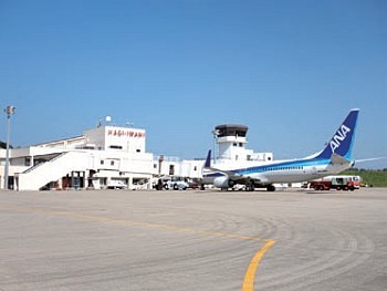萩・石見空港と全日空機の写真