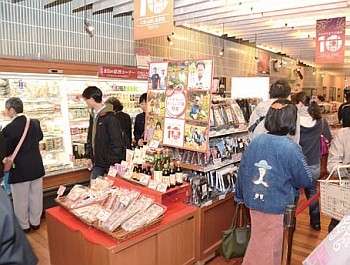 島根県産品を求める買い物客でにぎわう島根館の写真