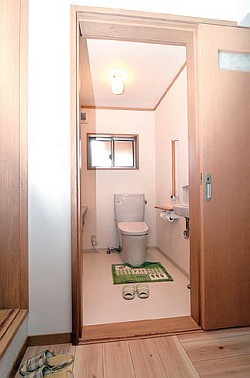 腰掛け式便器に取り替えたトイレ＝小豆沢邸の写真