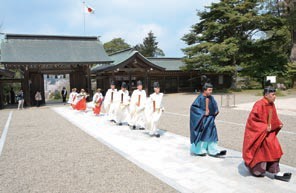 毎年盛大に行われる隠岐神社の春の例大祭の写真