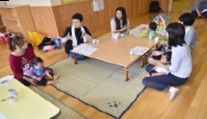 中田事務局長（左から３人目）から子どもの接し方を学ぶ母親の写真
