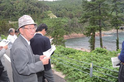 隠岐の島町内を視察する竹島問題研究会の委員らの写真