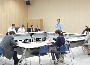 島根県のがん対策について、がんサロン関係者との意見交換を行う委員の写真