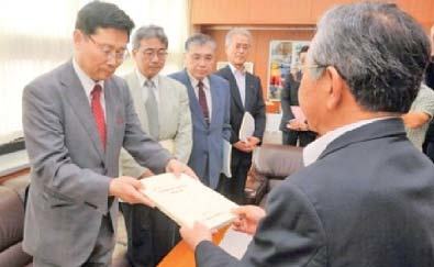 溝口知事に最終報告書を提出する竹島問題研究会の下條正男座長（左）の写真