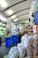 棚田米や有機野菜が並ぶ店内の写真