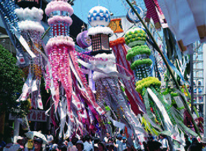 仙台市で8月に開催される七夕祭りの様子