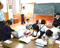 「SETにこにこ教室」で宿題をする児童の写真