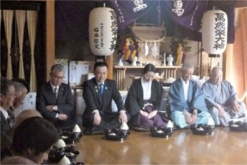 伝統行事に参加する様子の写真