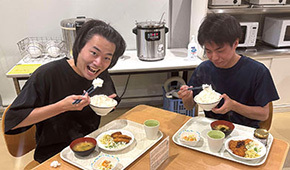 食事の様子の写真