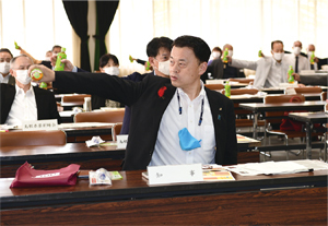 雲南市阿用交流センターの「うんなん幸雲体操」を実践する知事の写真