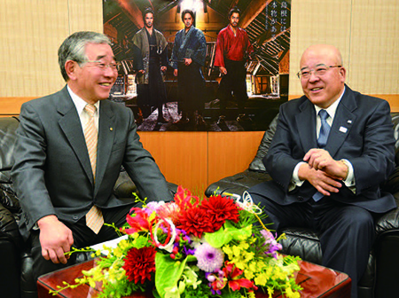 田川博己山陰インバウンド機構会長（右）と溝口善兵衛知事の写真