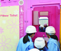 工事現場に設置されている女性専用の快適トイレの写真