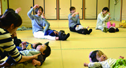 親子リズム体操をする成瀬明子さん（右から3人目）の写真