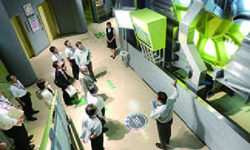 原子燃料サイクル施設について説明を受ける総務委員の写真
