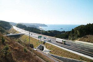 開通した山陰道浜田三隅道路の写真
