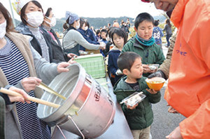 たこ揚げ大会で昼食を振る舞う住民グループの写真