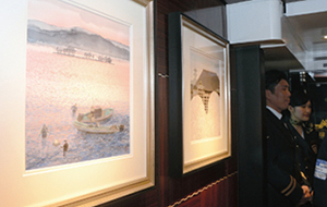 列車内に飾られた安野光雅氏の水彩画の写真