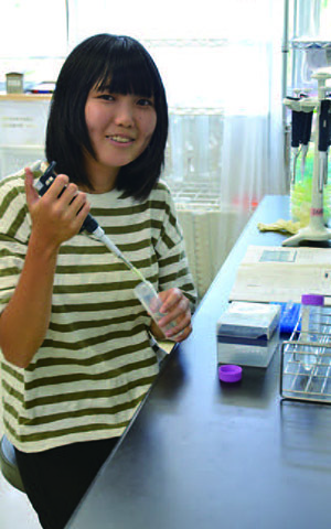 島根大学でブドウの研究に取り組む三木志帆さんの写真