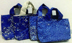 千葉さんが制作した石州和紙のバッグの写真