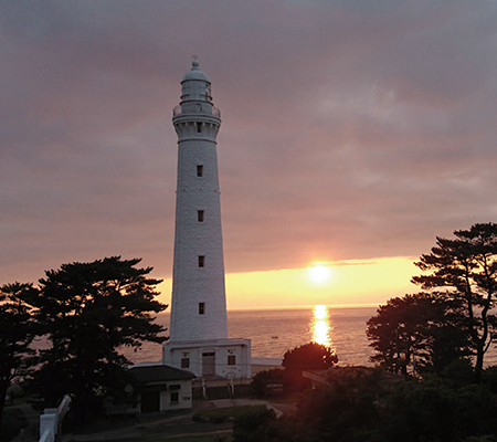 日御碕灯台の夕日の写真