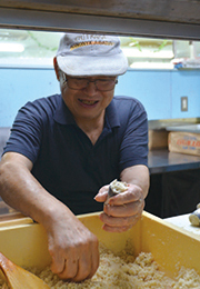 おまんずしを作る野坂典明さんの写真