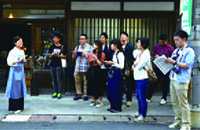 松江市内にあるベーカリーのオーナーに話を聞く「しまコトアカデミー」受講生たちの写真