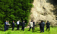 平成30年4月9日に発生した島根県西部を震源とする地震の被害状況について、現地で説明を受ける委員の写真