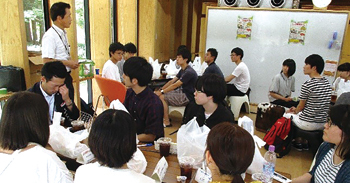 学生と県内企業若手社員との交流会の写真