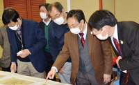 松江歴史館所蔵の「極秘諸国城図」を調査する千田嘉博教授（右から2人目）の写真
