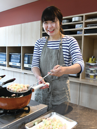 乾燥餅を揚げる湯浅那奈さんの写真