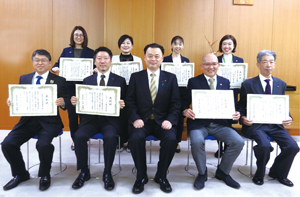令和元年度受賞企業と受賞者の写真