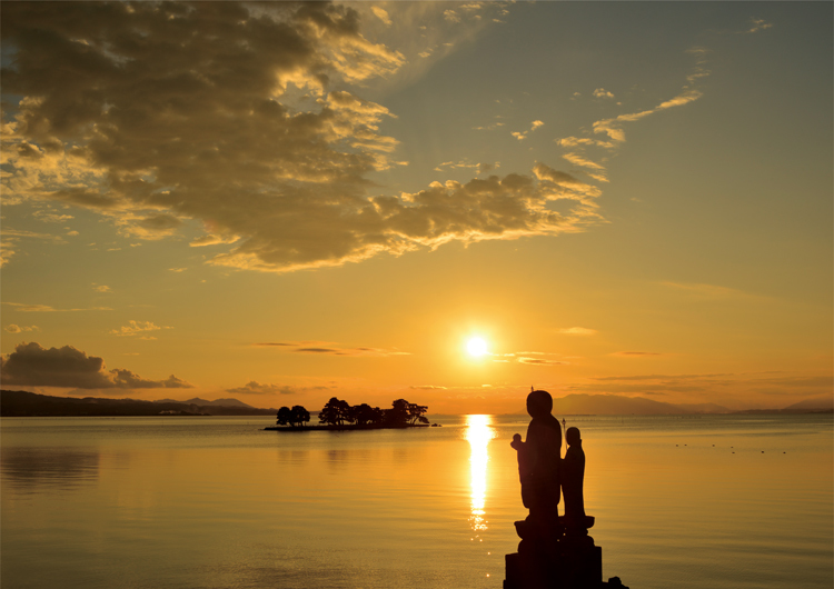 湖面に輝く宍道湖の夕日の写真