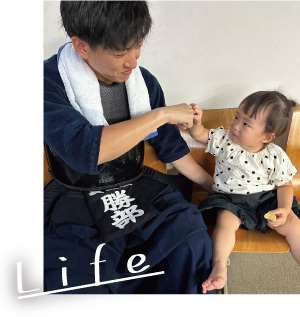 剣道の練習後、子どもと触れ合う勝部さんの写真