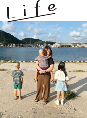 子どもたちと出かける井口さんの写真
