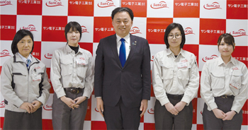 社員の方々との記念写真