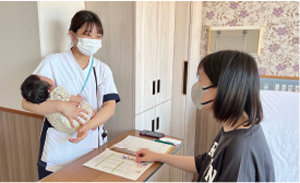 親子と助産師の写真