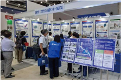 大型展示会の様子の写真