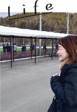 子どもの部活を応援する小林さんの写真