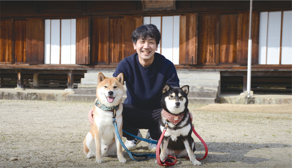 柴田さんと柴犬たちの写真