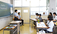 島根中央高校の生徒（左端）から話を聞く参加者の写真