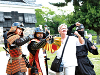 外国人観光客に人気の武者と忍者の写真