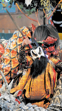 島根県西部の伝統芸能・石見神楽の定番演目「大蛇」の写真
